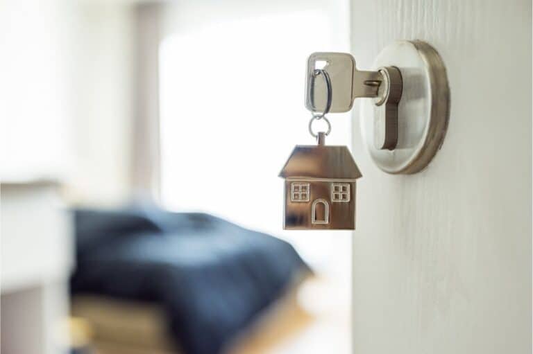 clé de maison dans la porte
