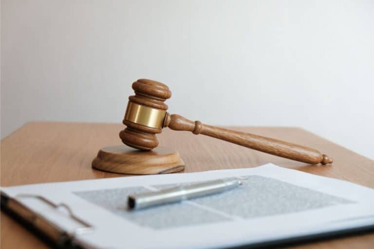 Signature de contrat avec marteau de la justice